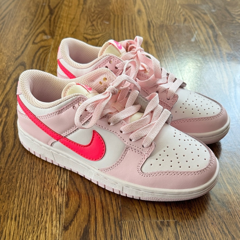NIKE Triple Pink Low Dunks Size 4 NWOB NWOT